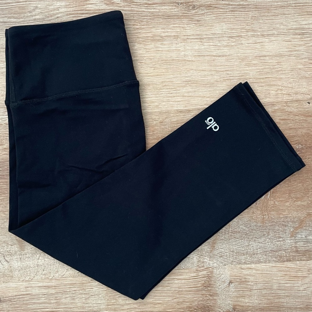 Alo Yoga Basic Black Airbrush Capri- Small - image 1